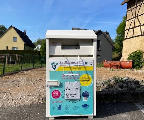 Borne de collecte de vêtements