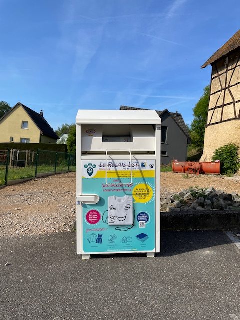 Borne de collecte de vêtements